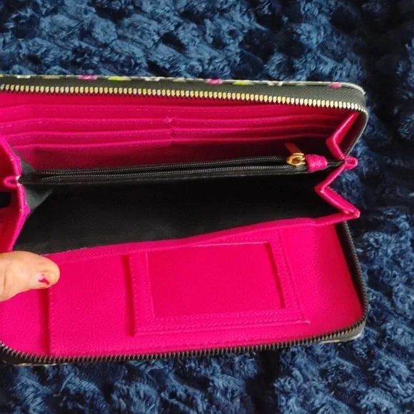 Betsey Johnson Black Skull and Heart Patterned Wallet NWOT - Picture 4 of 4